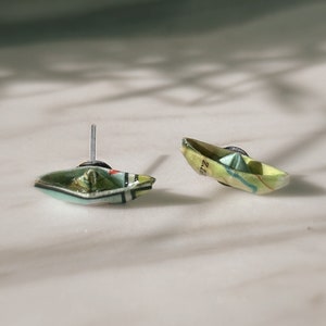 Handgefaltete Papierboot Ohrstecker paar - Upcycling aus alten Landkarten origami überzogen mit uv lack faltboot