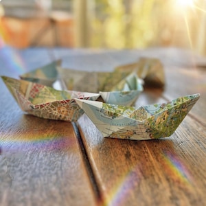 10 Papierboote papierschiffchen aus alten Landkarten gefaltet origami upcycling buddelboot streu deko hochzeit Taufe Konfirmation