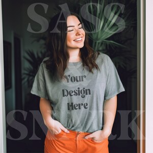 Modelo Comfort Colors - 1717 Pepper Mockup, Trendy Oversized Shirt Mock Up Model Mockup, Gildan Comfort Colors camiseta cinza foto