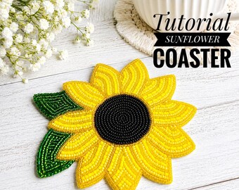 Könnte beinhalten: Ein sonnenblumenförmiger Untersetzer aus gelben, schwarzen und grünen Perlen. Die Mitte ist schwarz, umgeben von gelben Blütenblättern, mit zwei grünen Blättern an der Seite. Der Text auf dem Bild lautet Tutorial Sunflower Coaster und Sewing Beads with a Needle.