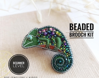 Könnte beinhalten: Ein Perlenbroschen-Set mit einem grünen Chamäleon-Design. Das Chamäleon ist mit verschiedenfarbigen Perlen und Edelsteinen verziert. Das Set enthält ein PDF und ein Video-Tutorial für Anfänger. Der Text "Beaded Brooch Kit" wird angezeigt.