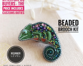 Könnte beinhalten: Ein Perlenbroschen-Set mit einem grünen Chamäleon-Design. Die Brosche ist mit farbigen Perlen und Edelsteinen verziert. Der Text "BEADED BROOCH KIT" wird angezeigt. Das Set ist mit "ANFÄNGER" gekennzeichnet und enthält ein PDF und ein Video.