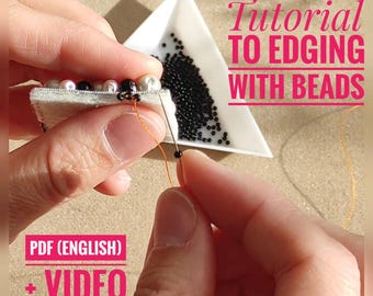 Könnte beinhalten: Nahaufnahme des Perlens, mit dem Text "Tutorial to Edging with Beads". Das Bild zeigt Nadel und Faden, schwarze und Perlenperlen sowie eine weiße dreieckige Schale mit schwarzen Perlen. Der Text "PDF (Englisch) + VIDEO" ist ebenfalls sichtbar.