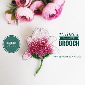 Puede incluir: Un tutorial para principiantes para hacer una broche de flor de magnolia con cuentas. El tutorial incluye un PDF en inglés y un video. La imagen muestra una broche de flor de magnolia con cuentas de color rosa y blanco con hojas verdes y un tallo de cuentas verdes.