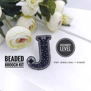 Kit de broche de miçangas com letra J, kit de broche de miçangas, broche com nome tutorial, kit de bordado de miçangas, kit de nome com miçangas, kit de artesanato para adolescentes