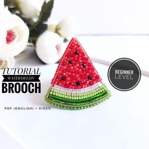 以下が含まれることがあります： 赤、黒、白、緑のビーズで作られた、スイカのスライス型のハンドメイドブローチ。画像には「Tutorial Watermelon Brooch」と「Beginner Level」の文字が写っています。