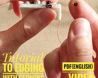 Könnte beinhalten: Nahaufnahme von Händen, die mit Perlen und Pailletten arbeiten. Das Bild zeigt eine Nadel und Faden, mit denen schwarze Perlen an einer weißen rechteckigen Basis befestigt werden. Text: "Tutorial to edging with sequins" und "PDF (English) + Video".
