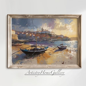 Peut inclure: Peinture à l'huile d'une scène côtière avec des bateaux sur une plage de sable. L'œuvre représente un paysage urbain avec des bâtiments et un ciel chaud au coucher du soleil. La peinture est encadrée dans un cadre en bois de couleur claire. Le texte "Artistry Home Gallery" est en bas.