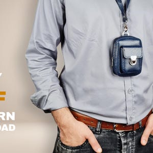 Puede incluir: Un patrón PDF para descargar para hacer una pequeña bolsa de cuero azul oscuro con un cierre de plata. La bolsa se lleva en un cordón alrededor del cuello.