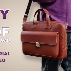 Könnte beinhalten: DIY PDF DOWNLOAD TUTORIAL VIDEO. Eine Person trägt ein lilafarbenes Hemd und eine blaue Jeans und hält eine braune Ledertasche mit Reißverschluss und Klappe.