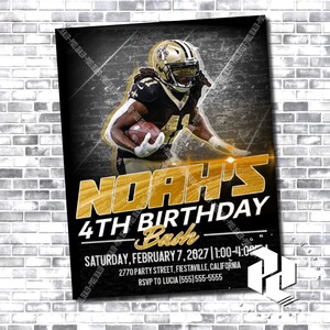Peut inclure: Une invitation d'anniversaire noire et dorée avec un joueur de football américain en uniforme des Saints. L'invitation indique "Noah's 4th Birthday Bash" et comprend la date, l'heure et le lieu de la fête.