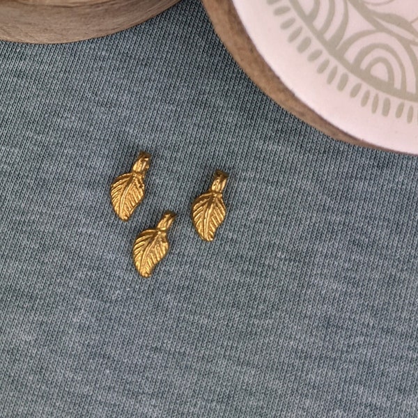 Messinganhänger kleines Blatt #13 Blättchen Charm 7mm*15mm aus Messing in gold zur DIY Schmuckherstellung aus Indien
