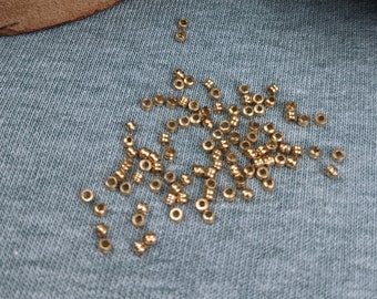 Mini perlina dorata con scanalatura da 2 mm realizzata con perlina distanziatrice in tubo di ottone per la creazione di gioielli fai-da-te dall'India