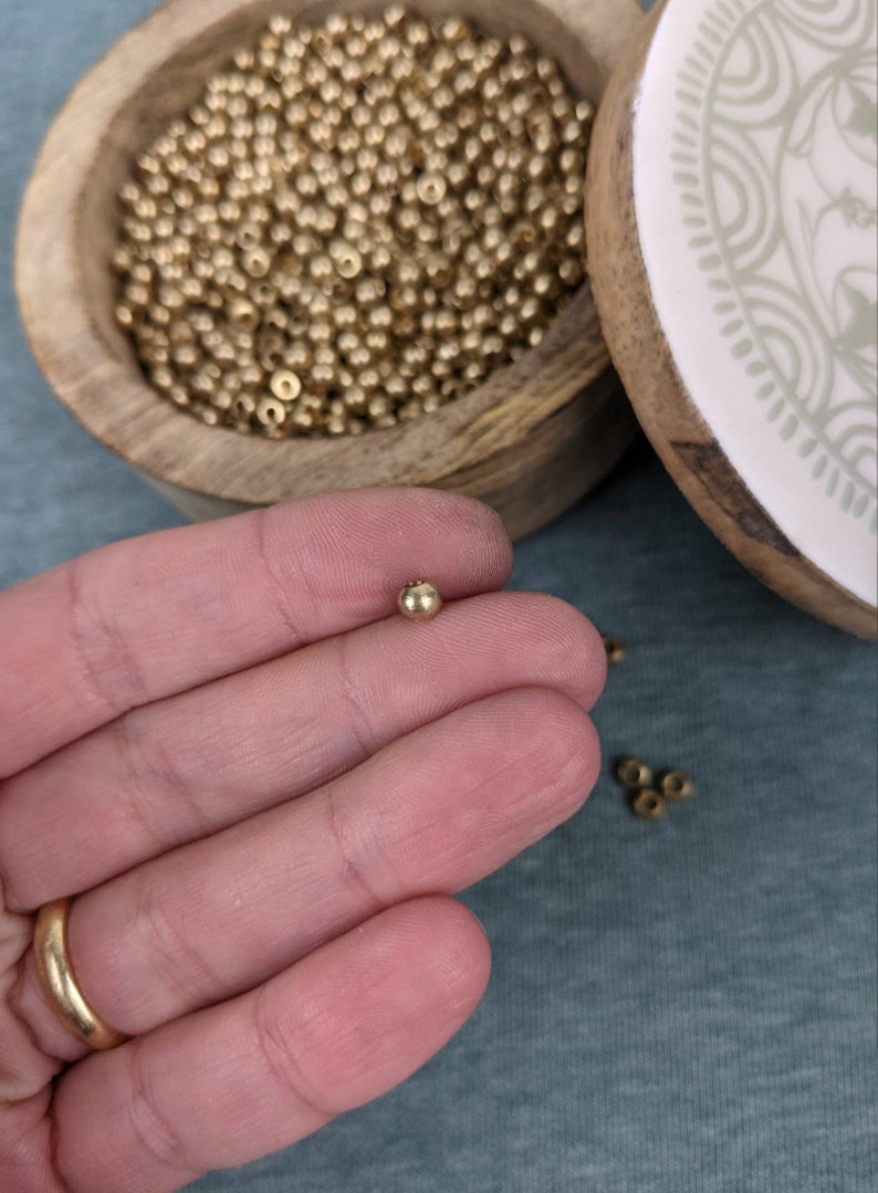 Cuentas de latón dorado de 4,0 mm para hacer joyas DIY de la India imagen 4