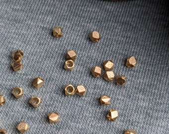 Perlina distanziatrice per tubo in ottone con diamante medio dorato da 2,8 mm x 3 mm per la creazione di gioielli fai-da-te dall'India