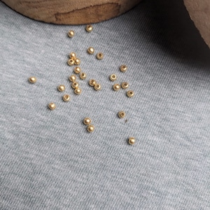 Perles en laiton doré 2,5 mm pour confection de bijoux DIY, provenance Inde image 2