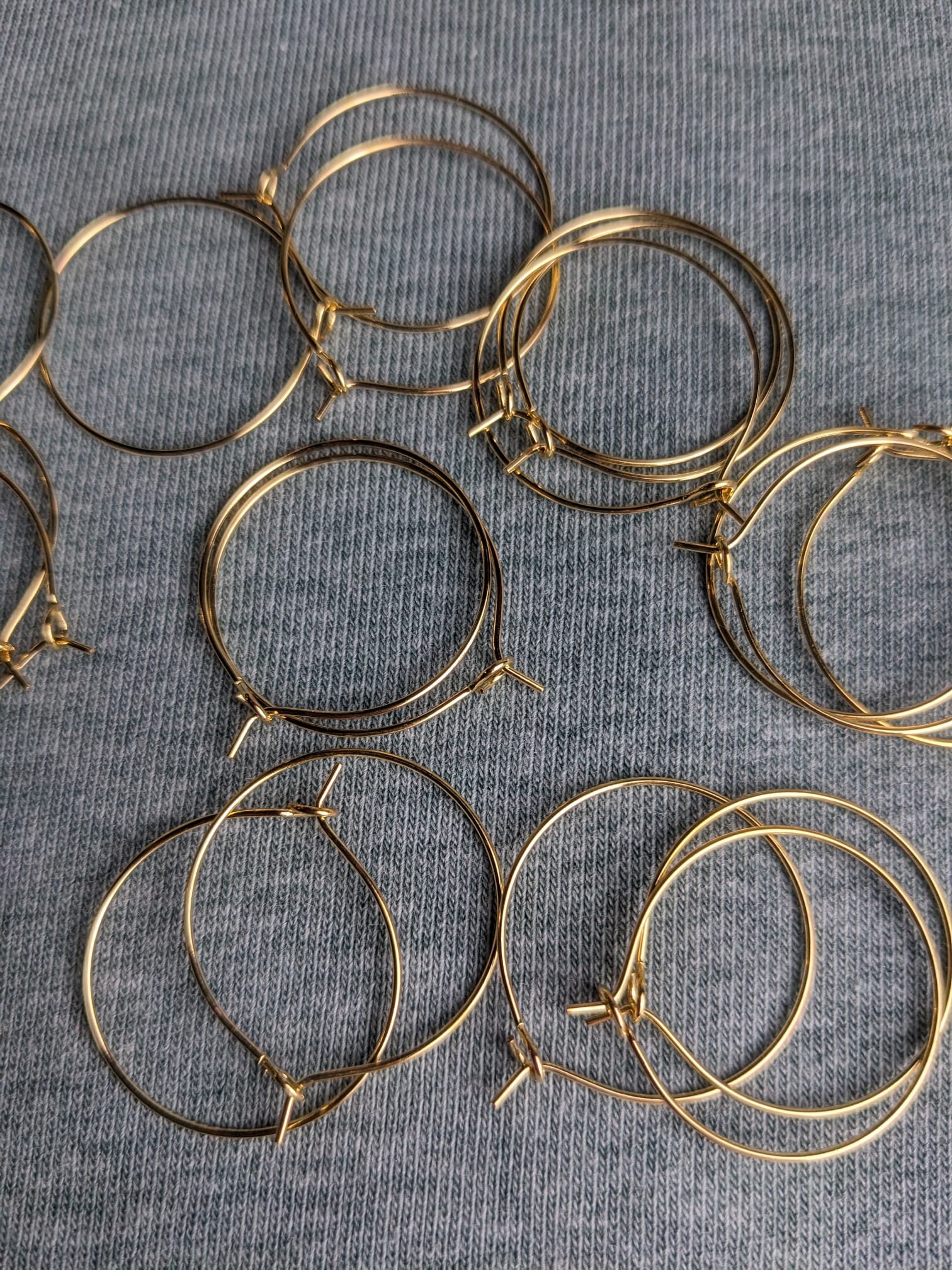 Orecchini pendenti moderni a cerchio / Orecchini moderni / Orecchini a cerchio / Orecchini minimalisti / Gioielli geometrici / Orecchini in ottone - Italia
