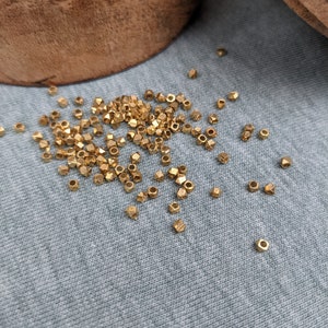 Goldener mini Diamant 2mm2mm aus Messing Würfel Spacerperle zur DIY Schmuckherstellung aus Indien image 2