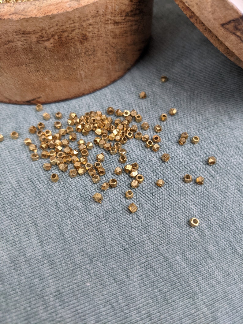 Mini diamant doré 2 mm x 2 mm en perle d'espacement cubique en laiton pour la fabrication de bijoux DIY en provenance d'Inde image 2