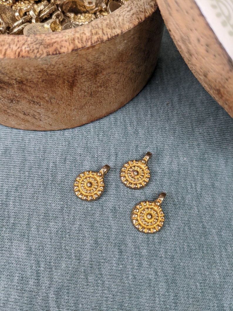 Messing hanger grote zon 50 cirkel charme 15 mm 12 mm gemaakt van messing in goud voor doe-het-zelf sieraden maken uit India afbeelding 1