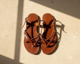 Handgefertigte Ledersandalen für Damen – Minimalistische, flache Sommersandalen mit Knöchelriemen