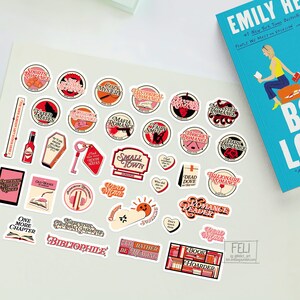 Puede incluir: Un conjunto de 20 pegatinas redondas con varios diseños de club de lectura de temática romántica. Las pegatinas presentan una variedad de colores, incluyendo rosa, rojo, blanco y negro. Las pegatinas están impresas con texto como "Sports Romance", "Mafia Romance", "Small Town Romance" y "Dead Dove Do Not Eat".