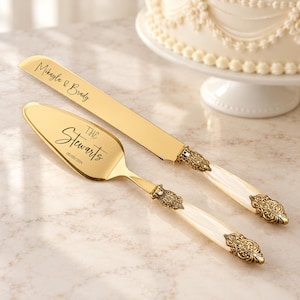 Gouden huwelijksgeschenk voor het paar: gepersonaliseerde taartsnijset met champagnekleurige parelmoeren handvatten en gegraveerd mes.