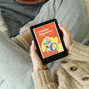 Könnte beinhalten: Ein schwarzer E-Reader, der das Cover eines E-Books mit dem Titel "Emoties Reguleren" anzeigt. Das Cover hat ein lebendiges Design mit orangefarbenen, gelben, blauen und weißen Elementen, einschließlich Illustrationen von Personen und Formen. Der E-Reader wird von einer Person gehalten.