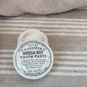 Antiguo bote inglés de pasta de dientes de hierro / Tarro victoriano de nuez de areca de F.S. Cleaver