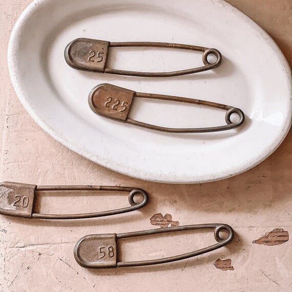 Vintage Metal Oversized Horse Blanket Pins Large Safety Pins Numbered Pins Farmhouse Decor Horse Decor Equestrian Accessory Etsy UK