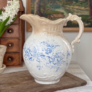 Jarra de água antiga americana em faiança azul com estampa floral | Wheeling Pottery c 1894-1904