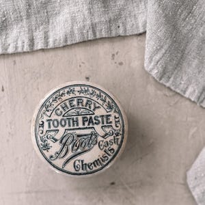 Boot's Cash Chemiker Cherry Zahnpasta Dose | Antiker englischer Werbetopf mit Deckel | Viktorianische Epoche England Ironstone | Europäisches Bauernhaus