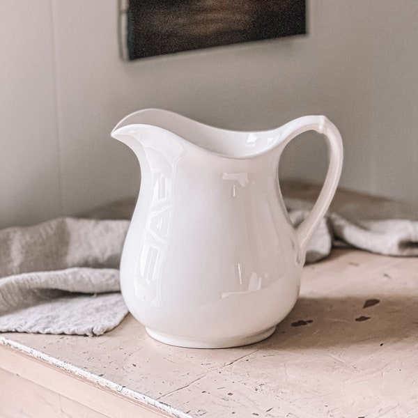Antiker Keramikkrug, Schlichter weißer Keramikkrug, Wasserkrug, Bauernhaus Landhaus Küche, Bauernhausküche, modernes Vintage-Dekor