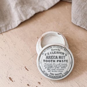 F.S. Cleaver's Areca Nuss Zahnpasta Dose | Antiker englischer Werbetopf mit Deckel | Viktorianische Epoche England Ironstone Glas | Europäisches Bauernhaus