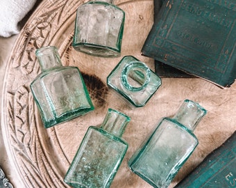 Sammlung von 5 Antique Aqua + Green Englische Ink Wells c Viktorianische Era England | Sammlerglas | Englischer Landhausstil | Antike Tinten