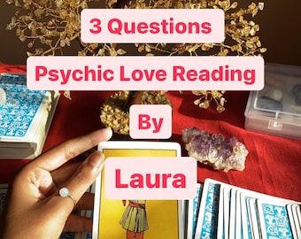 Può includere: Una mano tiene una carta dei tarocchi, il Page of Pentacles, su uno sfondo rosso. La carta è gialla con una rappresentazione di un giovane che tiene una moneta. Il testo "3 Questions Psychic Love Reading By Laura" è visualizzato sopra la carta.