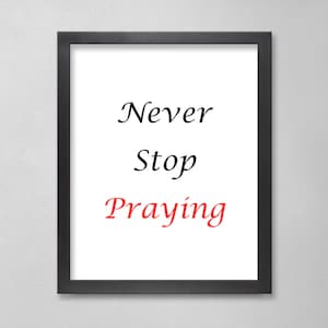 Puede incluir: Imagen enmarcada en negro con fondo blanco y el texto "Never Stop Praying" en negro y rojo.