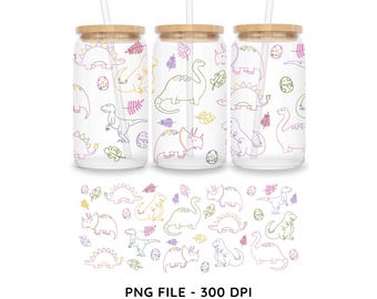 Op de afbeelding: Drie transparante glazen bekers met bamboe deksels en rietjes, met een herhalend patroon van kleurrijke cartoon dinosaurussen, bladeren en eieren. De tekst "PNG FILE - 300 DPI INSTANT DOWNLOAD" staat onderaan de afbeelding.