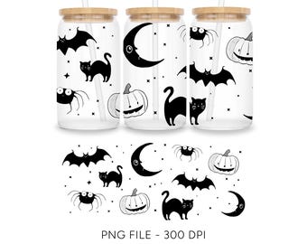 Op de afbeelding: Drie doorzichtige glazen bekers met bamboe deksels en rietjes, versierd met zwarte Halloween-thema illustraties. De ontwerpen omvatten vleermuizen, katten, spinnen, pompoenen en manen. De tekst "PNG FILE - 300 DPI INSTANT DOWNLOAD".