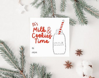 Op de afbeelding: Een witte kaart met rode tekst die "It's Milk & Cookies Time." zegt. Er is een tekening van een glazen pot met een rood-wit gestreepte rietje. De kaart heeft regels voor "To:" en "From:".