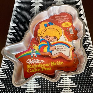 Vintage 1983 HALLMARK CARDS Inc Rainbow Brite WILTON avec étoile Moule à gâteau en aluminium de 15 1/4 po. x 11 1/2 po. avec insertion d'idées de décoration originale utilisée une fois