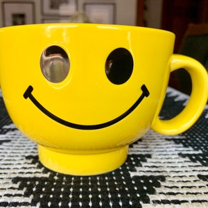 Unused Vintage Oversized 17 floz Vibrant Yellow Double-Sided Smiley/Happy Face Coffee/Tea Ceramic Mug w/Pedestal Base & Retro Handle c.1980s