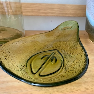 MCM 9 3/4“x 6“ BLENKO Olive/Avocado Green Textured Art Glass Freeform Sculptural Dish; Retro Modernist 1950-60s Avocado Shape Stippled Glass