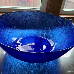 Unused Mid-Century 4 1/8”x 10 1/8” Vibrant ARCOROC FRANCE “Aspen Blue” Textured Leaf Cobalt Glass Serving/Salad/Centrepiece Bowl c. 1960-70s