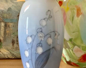 Mid-Century 5 1/2”x 3” BING & GRONDAHL “Lily of the Valley” Copenhagen Porcelain Hand-Painted Motif Gradient Blue/White Bud Vase #157/5254