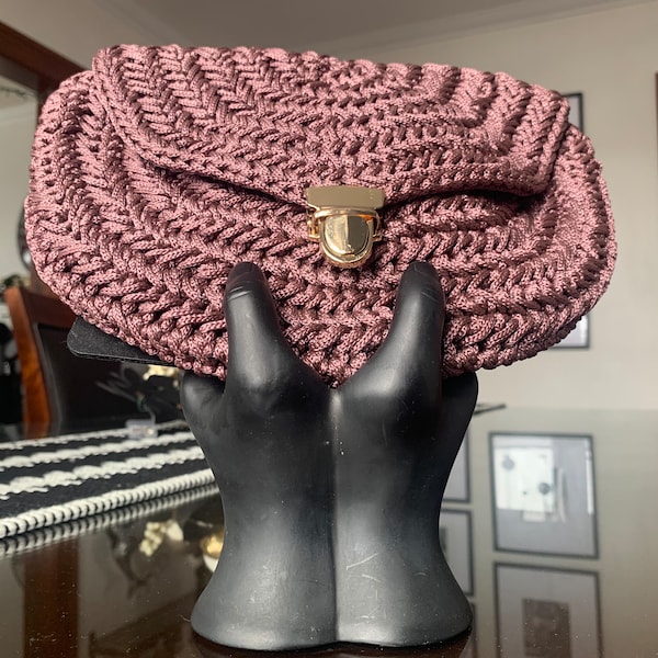 Grande pochette au crochet faite à la main en fil de macramé de 10 3/4 po. x 8 1/2 po. dans un magnifique hybride améthyste/aubergine avec accent/fermeture en métal doré