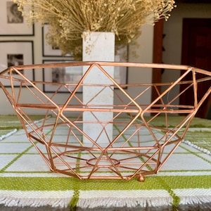 Bol/panier de rangement décoratif géométrique en cuivre, vintage 5 x 10 3/4 po. avec trois pieds arrondis et patine naturelle ; Coupe à fruits moderniste en métal, vers 1990