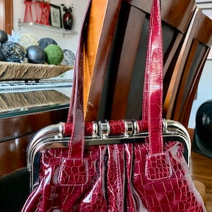 Sac vintage 19 pouces en cuir verni gaufré crocodile avec cadenas surdimensionné argenté, plis structurés, double bandoulière