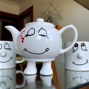 ONGEBRUIKTE vintage antropomorfe witte keramische mokken/staande theepot; Loving/Smitten/Happy 3D Funny Face; Nieuw keukengerei met retro emoticon