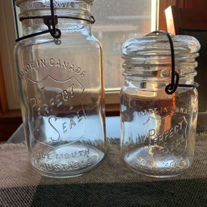 Een paar antieke (ca. 1910/30) gemaakt in Canada &quot;PERFECT SEAL&quot; wijde, verstelbare inblikken/metselaarpotten met brede opening gemaakt door Dominion Glass